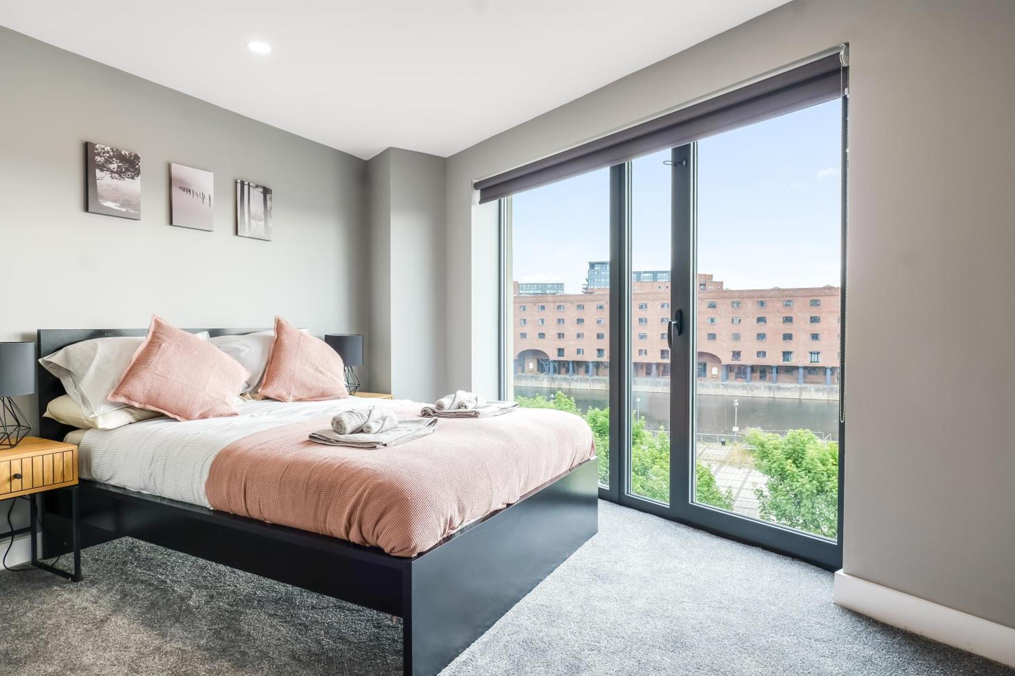 Waterfront Luxury Apartment *